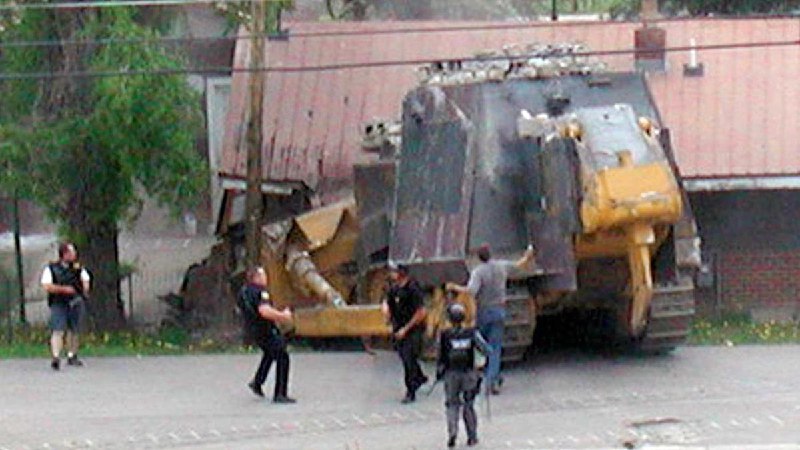 两起土地纠纷2004年6月4日，在科罗拉多州格兰比的 Marvin Heemeyer 开出了自制的装甲推土机，推倒了格兰比的市政厅、前市长的住宅和其他几座建筑物