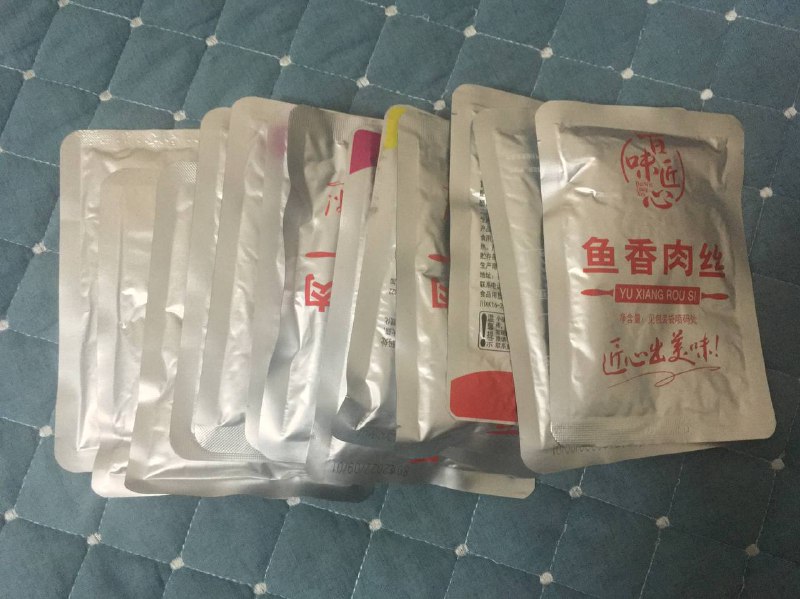 一些方便的食物「菜肴包」可以搜索到，但具体名称不太清楚，这是自热米饭（方便米饭）的配料，使用铝塑袋封装，而比起盒装的自热米饭便宜又轻便，以免停电或者封城带来不便