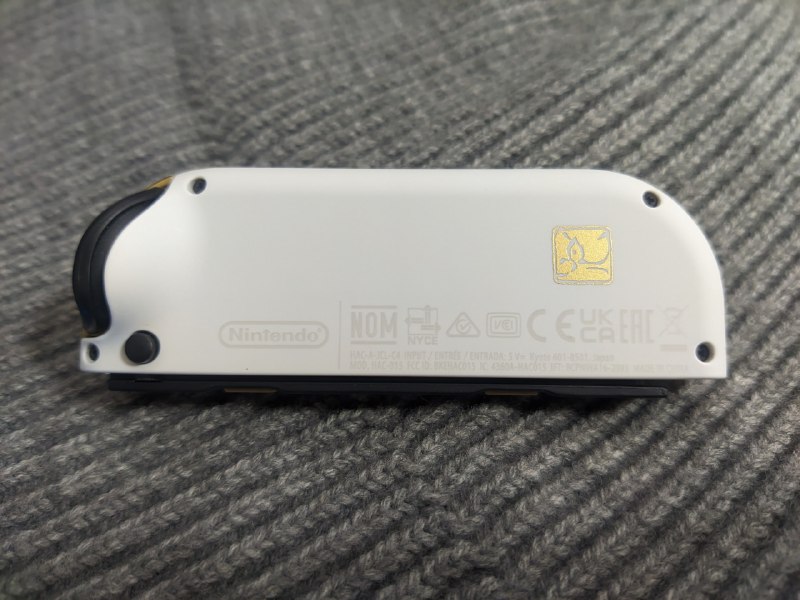 Joy-Con 背后标志的含义任天堂 Switch 的手柄是分体式的 Joy-Con，而 Joy-Con 的背面密密麻麻排列了多个标志，数量可能跟版本有关