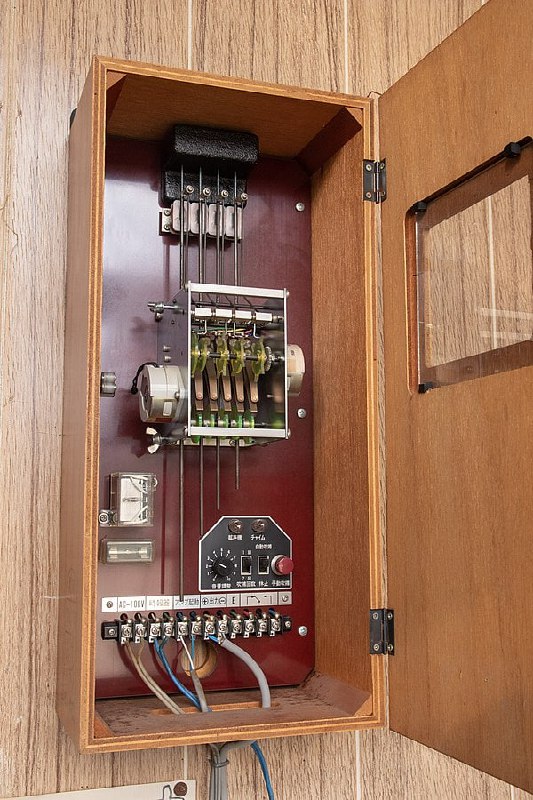 威斯敏斯特钟声（西敏钟声）的上课铃威斯敏斯特钟声 是英国伦敦大本钟的报时音乐，然后日本以及周边的地区都有在使用，使用最多的可能是学校，不过为什么东亚这么流行，是一个谜，因为维基似乎表示这个钟声是在战后才引进的